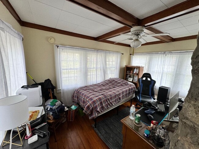 Building Photo - 3 Bed/2 Bath Single Fmaily Home