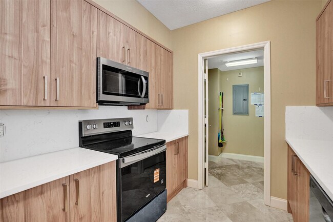 Building Photo - 101 S Ocean Dr