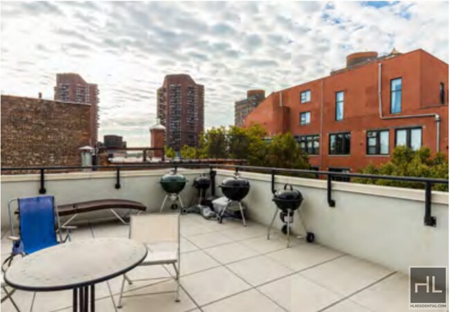 Building Photo - Penthouse 1 bed/1 bath w/ 2 roof decks