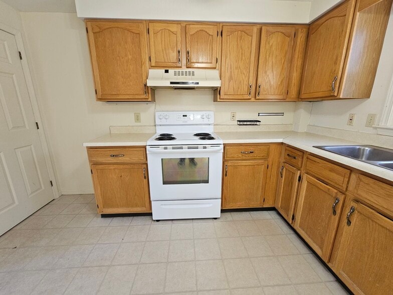 Building Photo - 27 Candlewood Ln