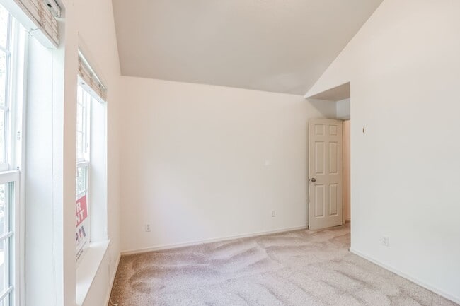 Building Photo - 1050 SE Alika Ave