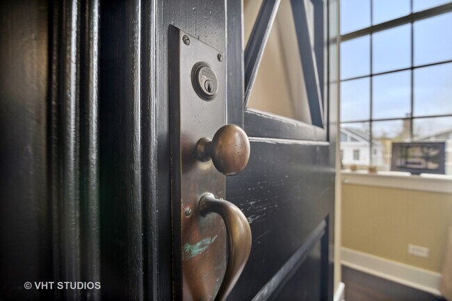 Building Photo - 154 School St