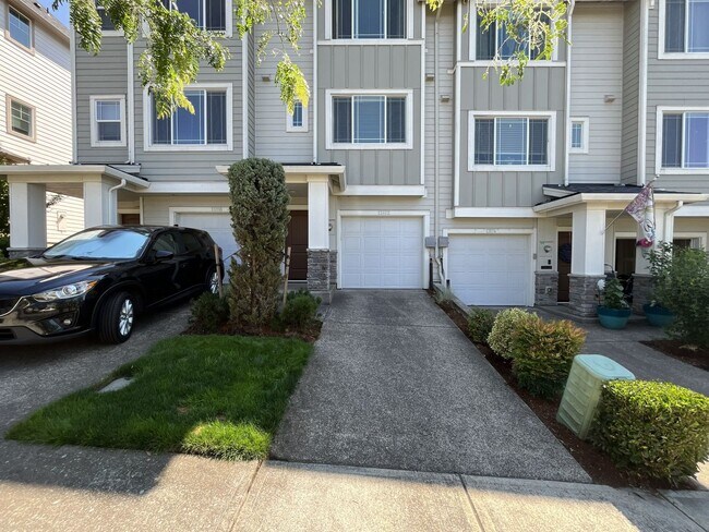 Building Photo - Modern Bull Mountain Townhome with Two Private Suites, Clubhouse, Pool, Fitness Center & Modern F...