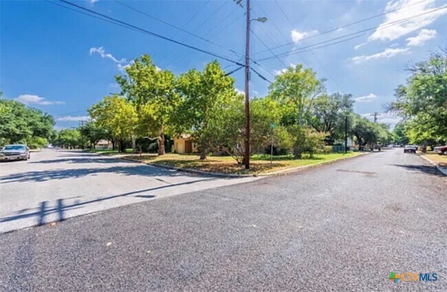 Building Photo - 609 S Pecan Ave