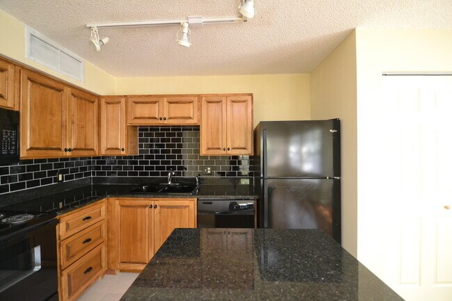 Building Photo - Lovely 1/1 Corner Unit in GATED ~ LAKEFRONT community in Altamonte Springs!