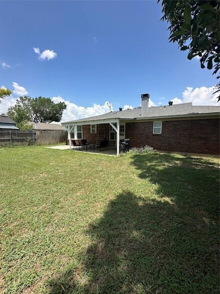 Building Photo - 6524 Blue Grass Dr
