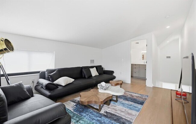 Building Photo - 1208 W Oltorf St