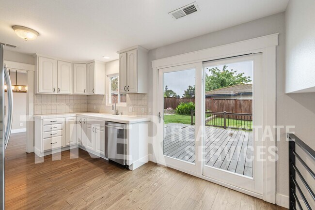 Building Photo - 6982 Pampas Way