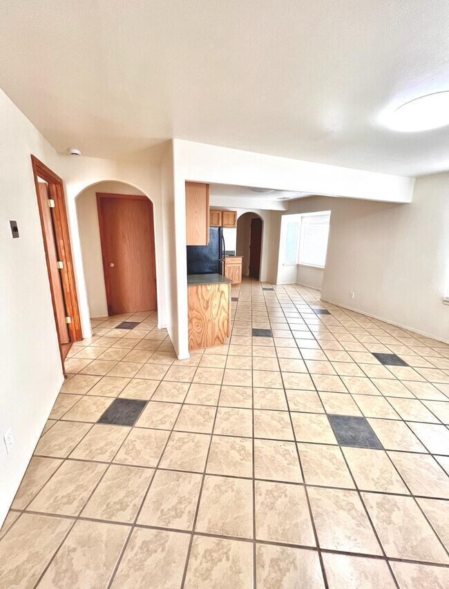Building Photo - 615 Candelaria Rd NW