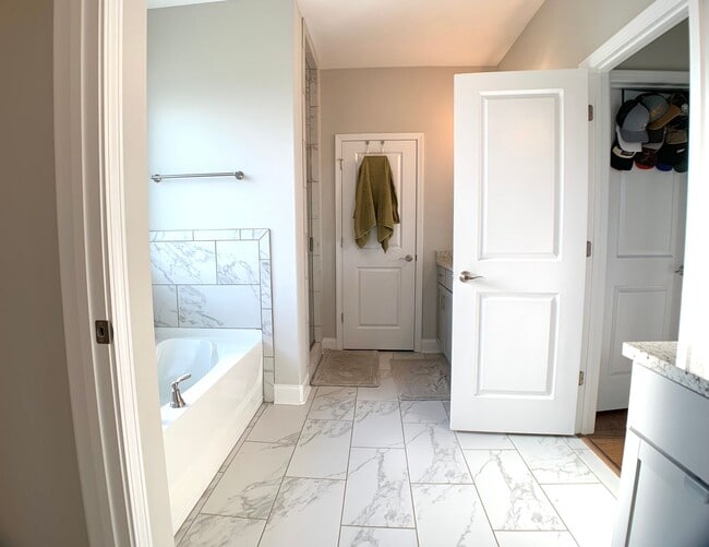 Building Photo - 585 Dexter Dr