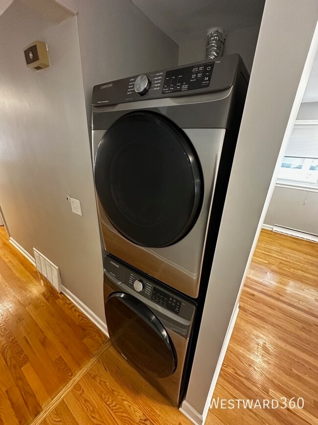 Building Photo - 2821 W Summerdale Ave