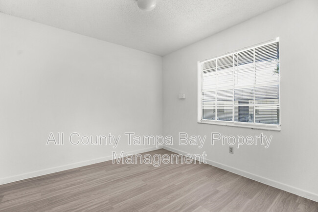 Building Photo - 402 W Columbus Dr