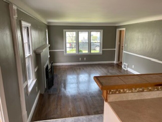 Building Photo - 3 bed 1 bath bungelow in Harper Woods with attached garage and basement