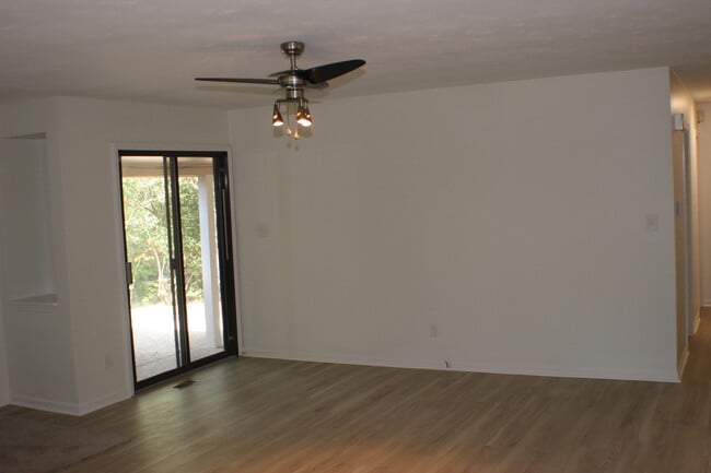 Building Photo - 3193 Carriage Ln