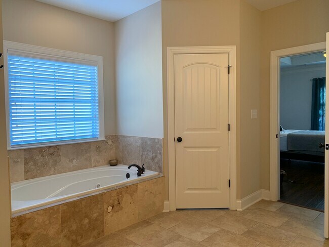 Building Photo - 2083 Hiwassee Dr