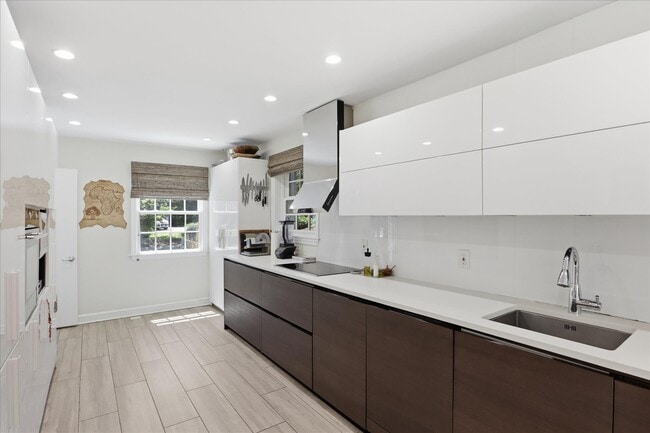 Building Photo - 3221 Coquelin Terrace