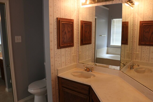 Building Photo - 4658 Essex Dr