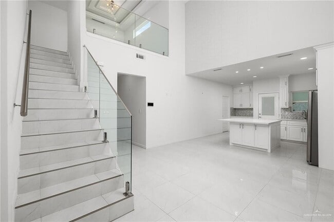 Building Photo - 2323 Corales St