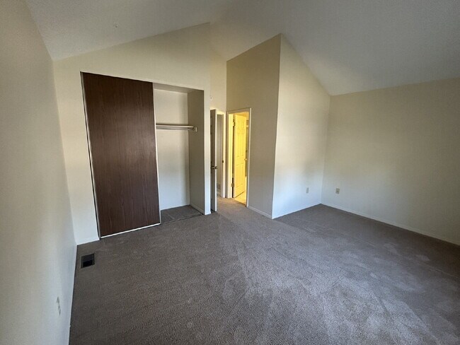 Building Photo - "Charming 2-Bed Condo Retreat with 2.5 Baths in Littleton - 1000 Sq Ft of Comfort!"  Available Now!