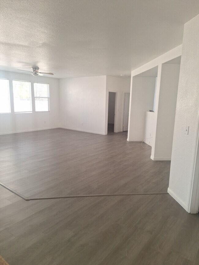 Building Photo - 304 Raptors View Ave