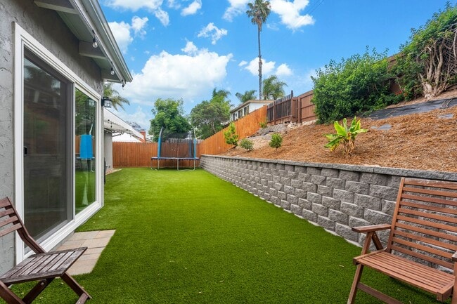 Building Photo - SPACIOUS 4 BEDROOM/2 BATHROOM HOME FOR REN...