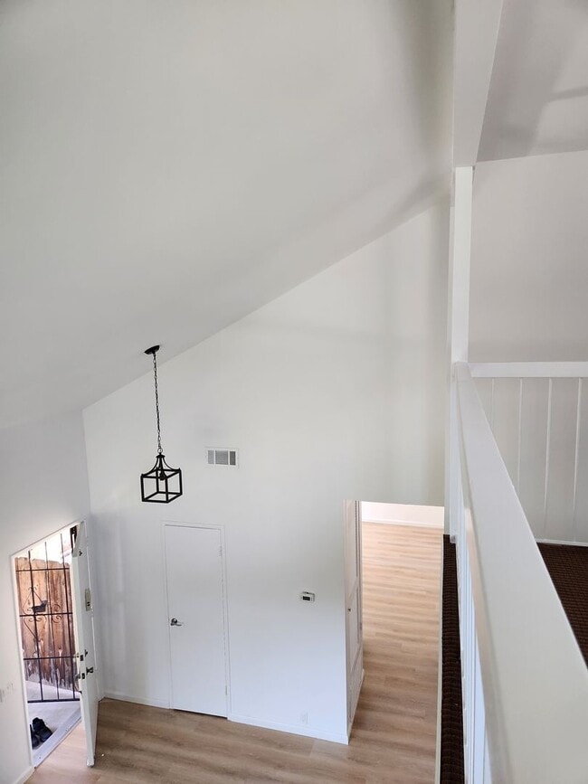 Building Photo - Tierrasanta 3 bed 2 ba Townhouse with Canyon View