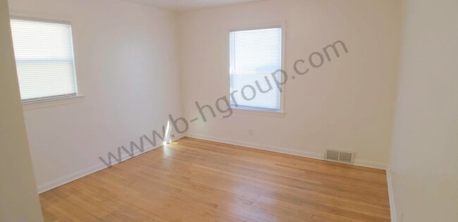 Building Photo - New Listing!