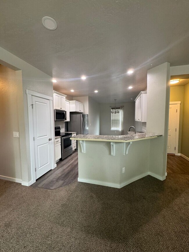 Building Photo - New on Market! Close to Freeway and Shopping!
