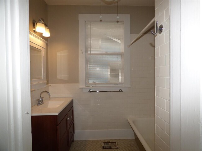 Building Photo - 447 Dickinson St