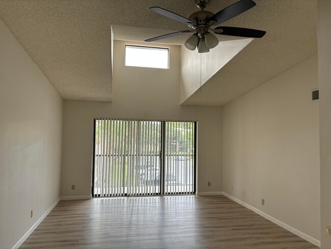 Building Photo - 207 Foxtail Dr
