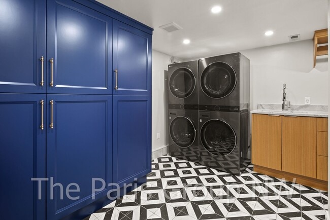 Building Photo - Extraordinary Custom Enatai Home *4min to DT Bellevue *High End Finishes * Central AC *EV Charger