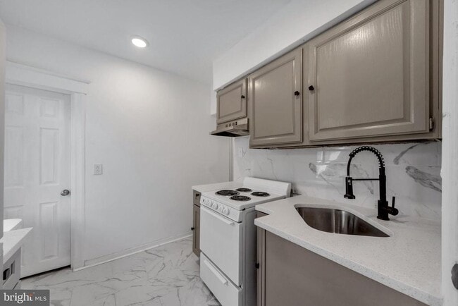 Building Photo - 12 Montrose Ave