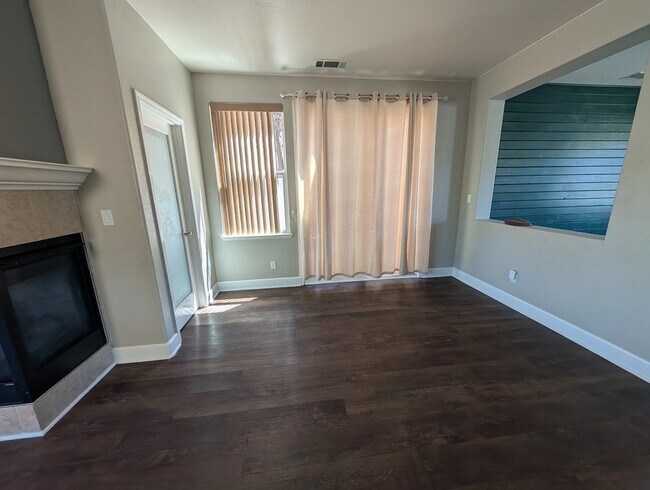 Building Photo - 208 Yellow Rose Cir