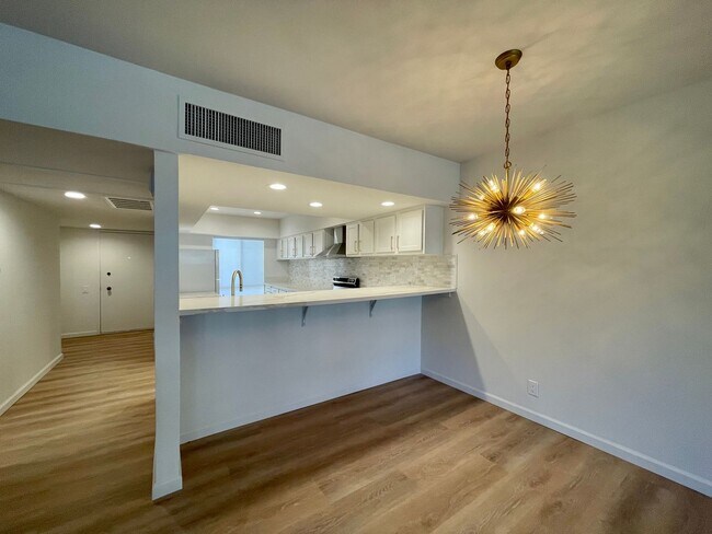 Building Photo - AVAILABLE NOW !! 2 Bedroom 2 Bathroom Cond...