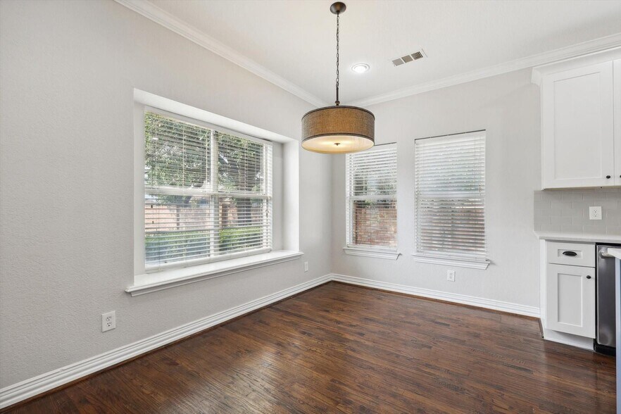 Building Photo - 6043 Fieldstone Dr