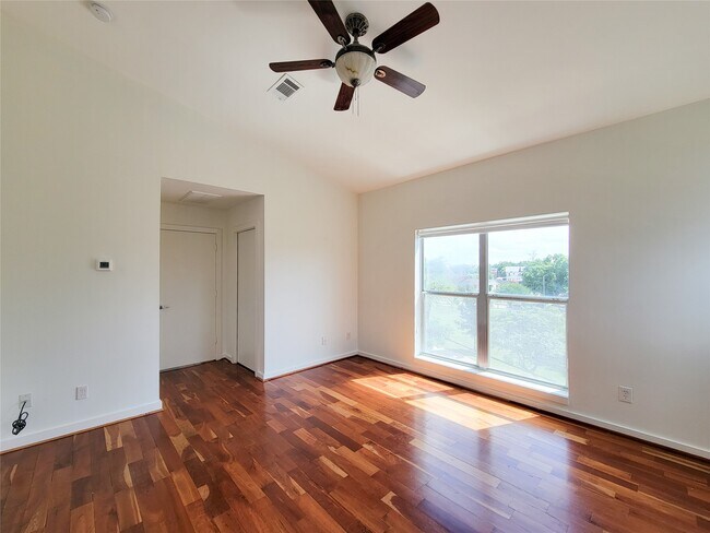 Building Photo - 2605 Calumet St