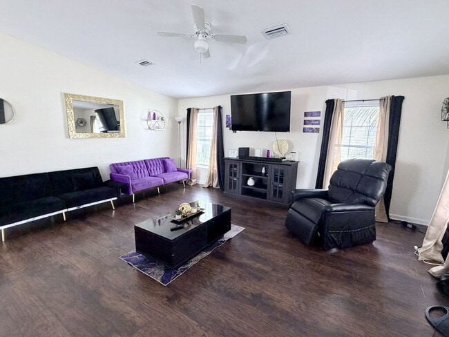 Building Photo - "Charming 1-Bedroom for Rent, Oasis in Vibrant West Palm Beach – Your Ideal Urban Retreat!"