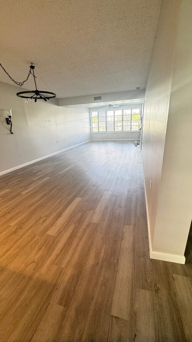 Building Photo - 6049 Balboa Cir