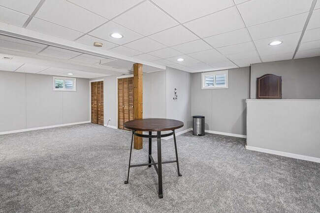 Building Photo - Luxurious 4-Bedroom Furnished Home in West...