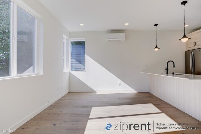 Building Photo - 2 br, 2 bath Townhome - 331 18th Ave, Seat...