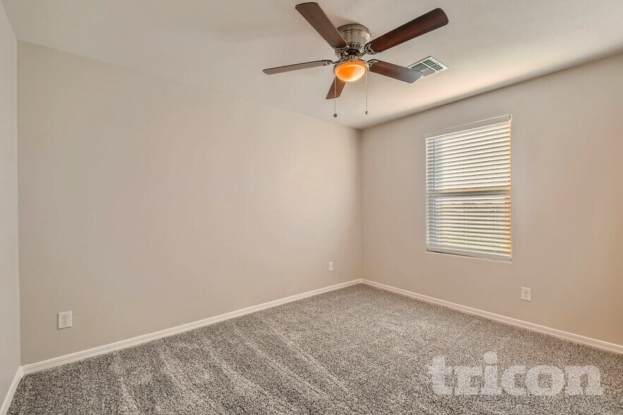 Building Photo - 227 W Watson Ct