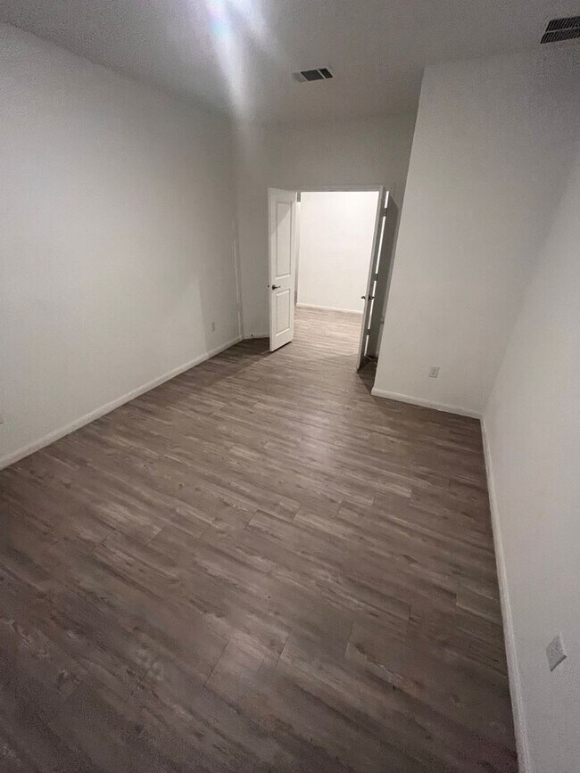 Building Photo - 3 bed 2 bath with a flex space, fenced in ...