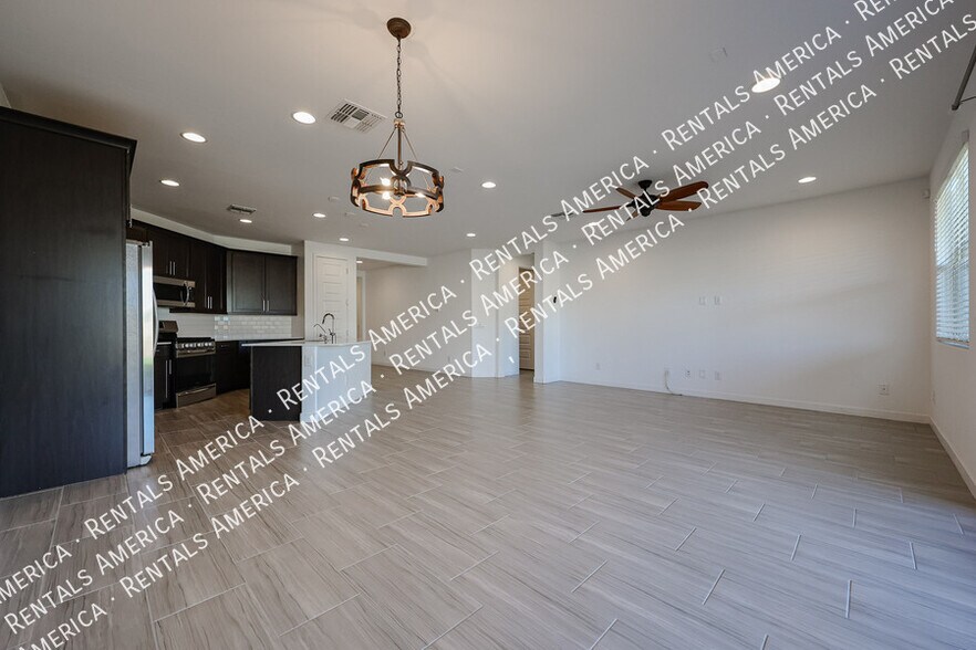 Building Photo - 2256 E Ridgewood Ln