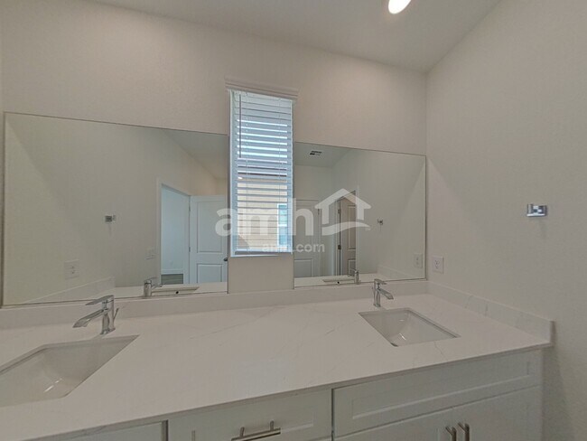 Building Photo - 889 English Primrose St
