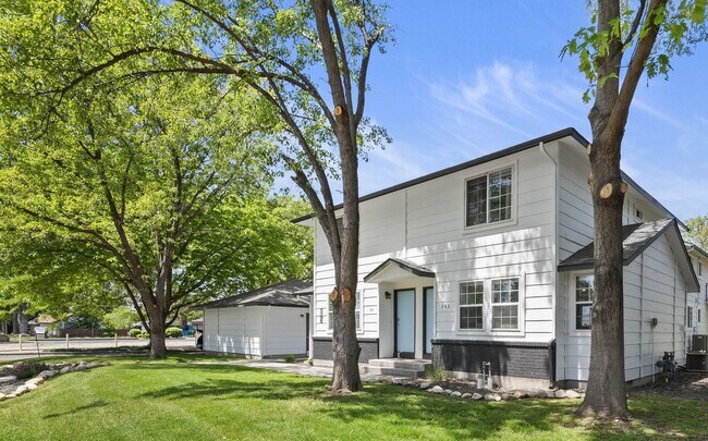 Building Photo - 3736 Rose Hill St
