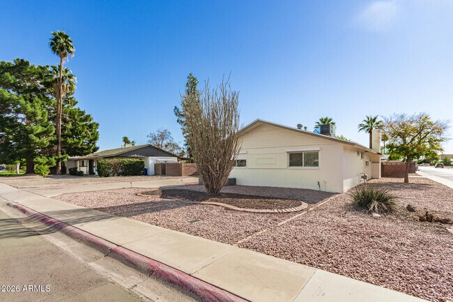 Building Photo - 105 E Manhatton Dr