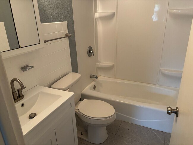 Building Photo - 3 Bedroom, 1 Bathroom Rolling Acres Home F...