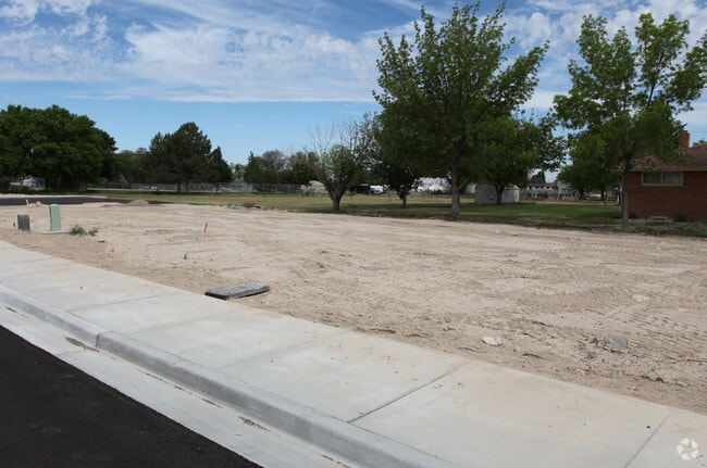 Primary Photo - Evergreen Apartments