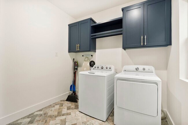 Building Photo - 3327 Freshmeadows Dr