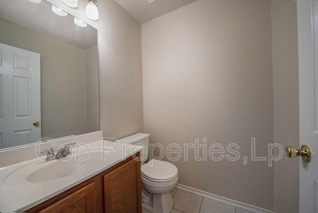 Building Photo - 518 Reba